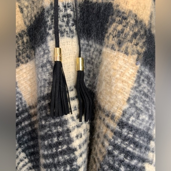 NWT Andrew Marc New York Womens Wrap Poncho Cape Fringe Plaid One Size - Picture 3 of 4